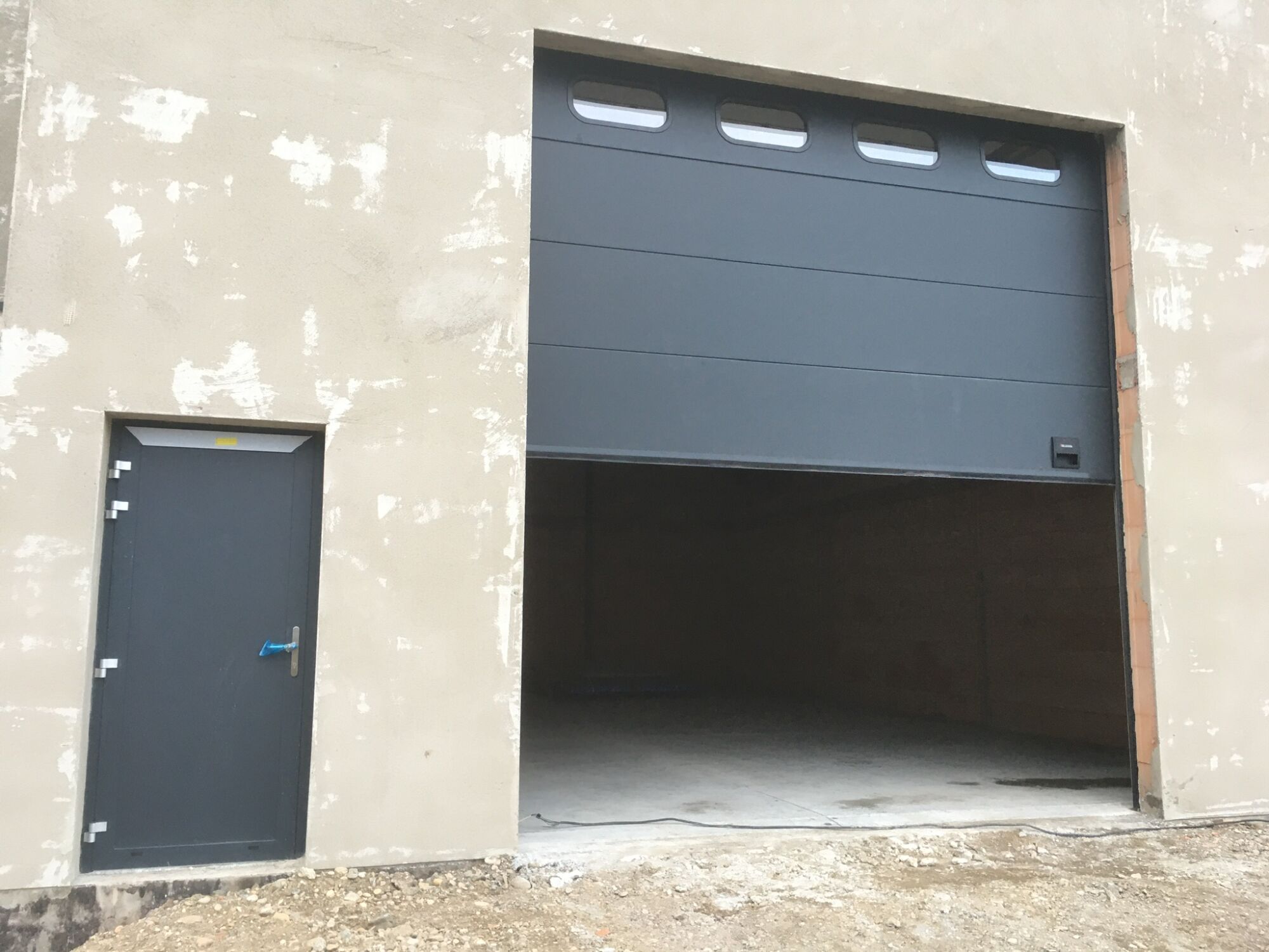 IMAGE00341 | Baumann conception Pose d’une porte de garage industrielle à Niederhergheim Riedisheim 2