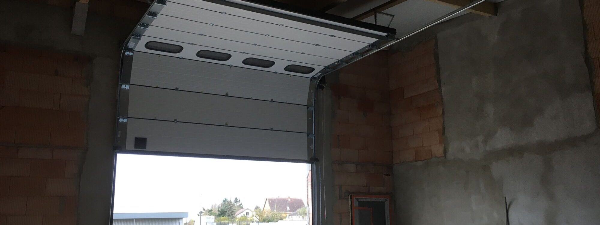 Pose d&#8217;une porte de garage industrielle à Niederhergheim Saint-Louis