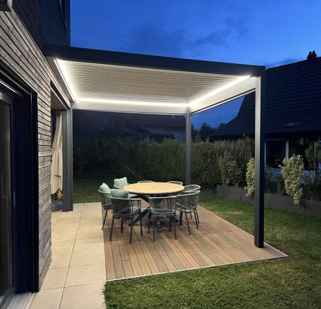 Installation d&#8217;une pergola bioclimatique moderne à Aspach, près d&#8217;Altkirch, par Baumann Conception Mulhouse