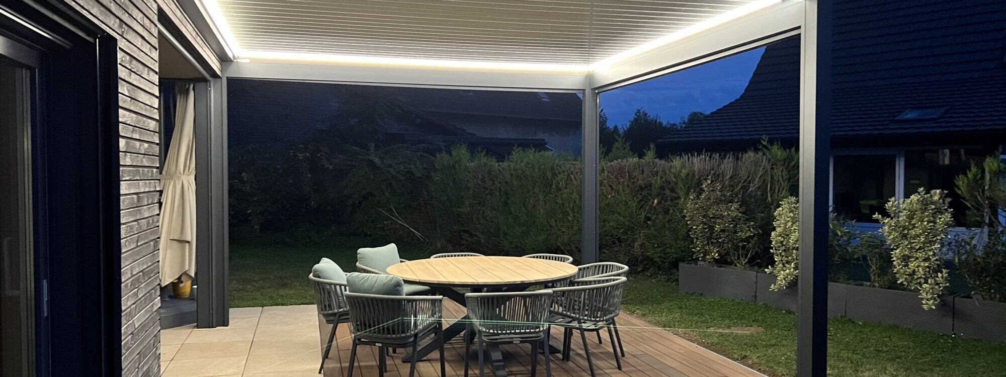 Installation d&#8217;une pergola bioclimatique moderne à Aspach, près d&#8217;Altkirch, par Baumann Conception Mulhouse